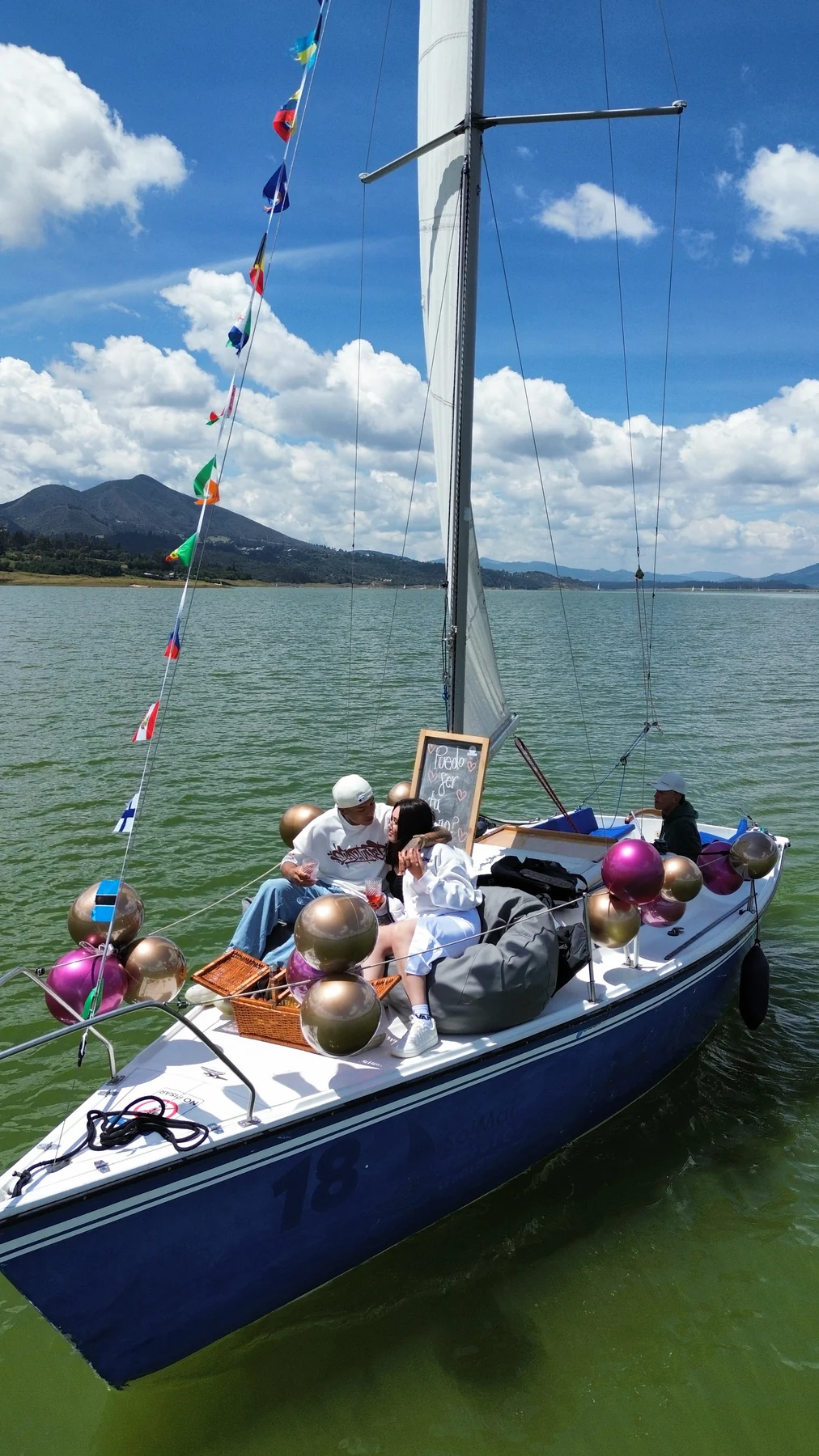 Vista aérea del Embalse de Tominé con un velero navegando