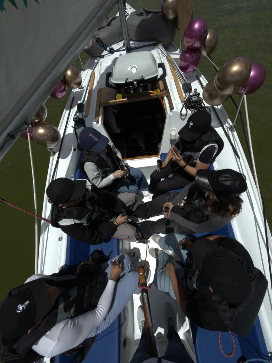 Clientes navegando en velero en el Embalse de Tominé